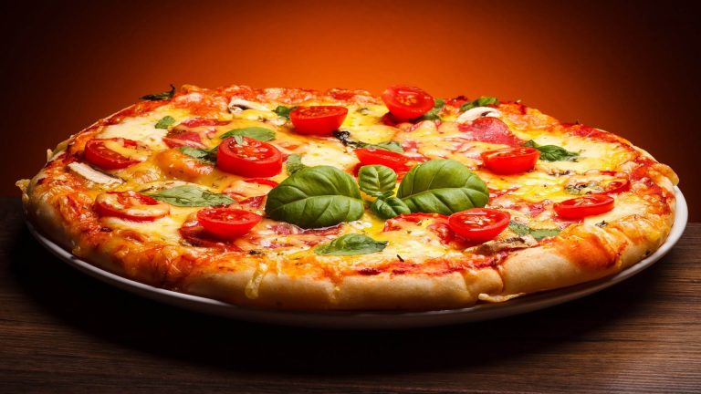 Timișorenii, în topul românilor care comandă mâncare online. Preferata lor: pizza