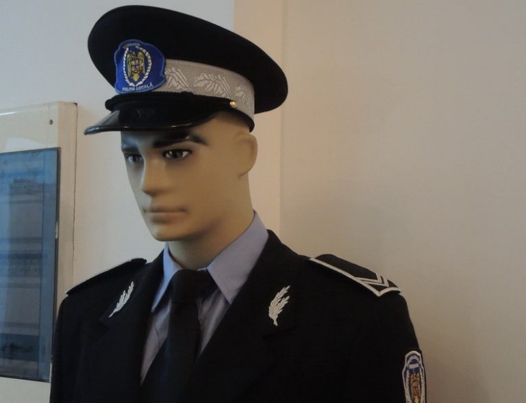 Uniforme de 360.000 de euro pentru polițiștii locali din vestul țării. ”Așa-i când sunt bani de la buget, munciți de alții”