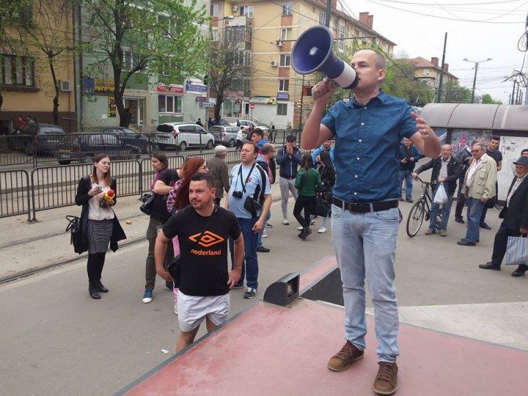 „Timișoreni, aveți grijă la buzunare!” Protest în stația de tramvai din Piața 700 împotriva hoților