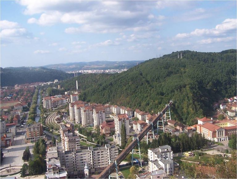 Deşi toţi „fruntaşii” judeţului au probleme penale, surpriză! Cărășenii sunt foarte mulțumiți de deciziile autorităților publice locale!