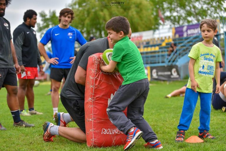 Școlarii timișoreni au primit ”meditații” de la rugbiști și fotbaliști