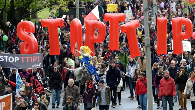 Europenii se ridică împotriva marilor concerne: Cetăţenii se tem de dictatura multinaţionalelor