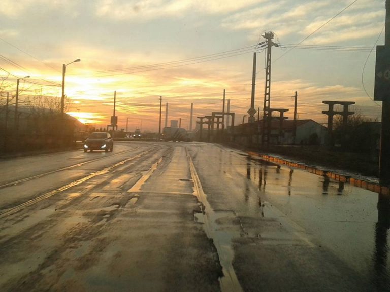 Strada plină de gropi, dar cu pagină de Facebook, intră în reparaţii