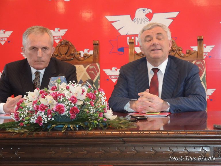 Titu Bojin şi Ion Răducanu merg, de mânuţă, şi la Primărie, şi la Consiliul Judeţean-VIDEO