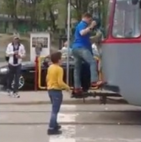 Revoltător. Un vatman dezbracă un copil în plină stradă și șterge tramvaiul cu haina acestuia