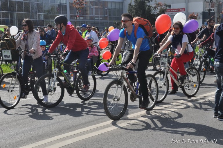 Turele pe biciclete continuă în ciuda vremii capricioase