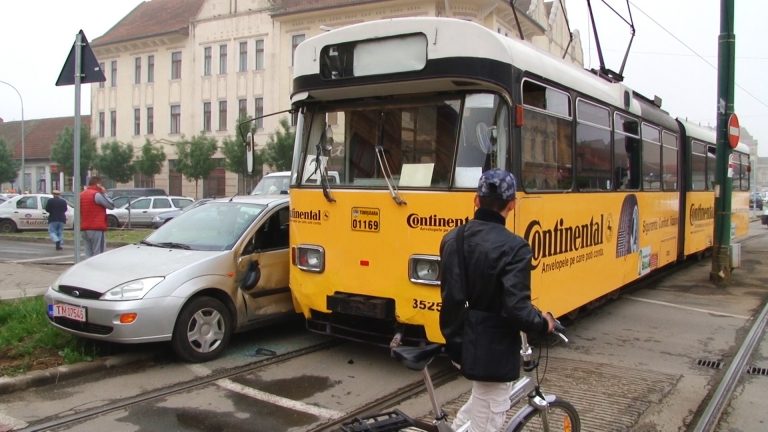 S-a pus cu tramvaiul! Şi a iesit şifonat-VIDEO