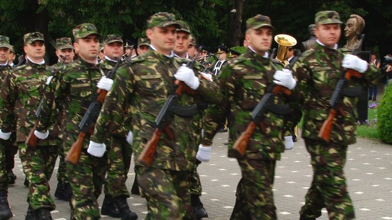 Va reveni România la stagiul militar obligatoriu? Alertă inclusiv printre tinerii bănățeni! VIDEO