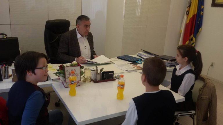 Primarul din Giroc le răspunde personal elevilor din comună care-i scriu scrisori