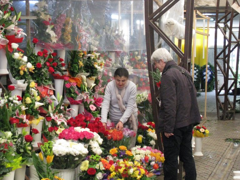 Foc continuu pentru vânzătorii de flori din Piața 700