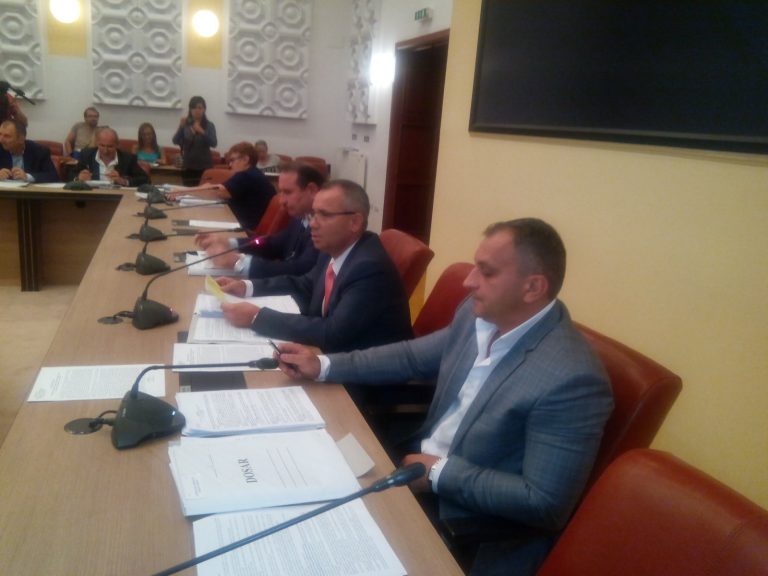 Consiliul Județean Caraș-Severin ar putea avea, de mâine, un președinte. Pentru deblocarea situației, liberalii ar vota și un pesedist