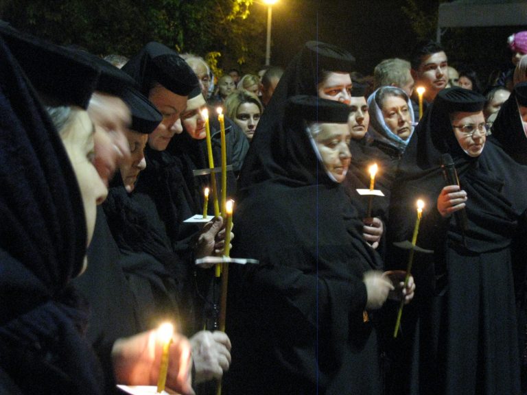 Mii de credincioși au mers să ia Lumina Sfântă la Mănăstirea Timișeni-Șag