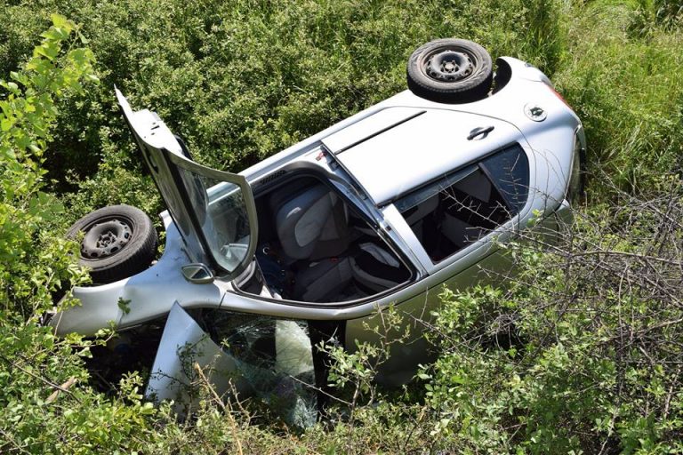 O mașină a ajuns în șanț după ce a lovit un autobuz între Săcălaz și Beregsău Mare