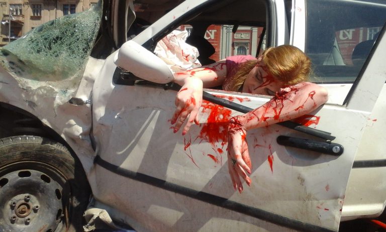 Jurnalistă din Timişoara, machiată ca şi cum ar fi suferit un accident grav. Cui vrea să atragă atenţia? VIDEO