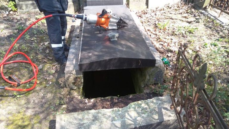 O primărie din Banat oferă servicii funerare la concurență cu pompele funebre private!
