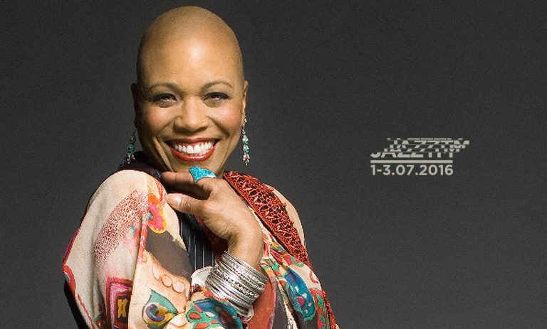 Dee Dee Bridgewater, câștigătoare a trei premii Grammy, pe scena Festivalului de Jazz