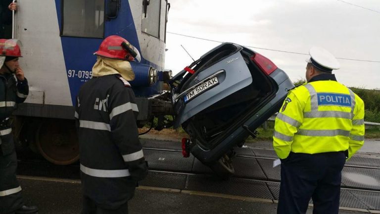 Accident feroviar. Autoturism târât 150 metri pe șina de tren… FOTO