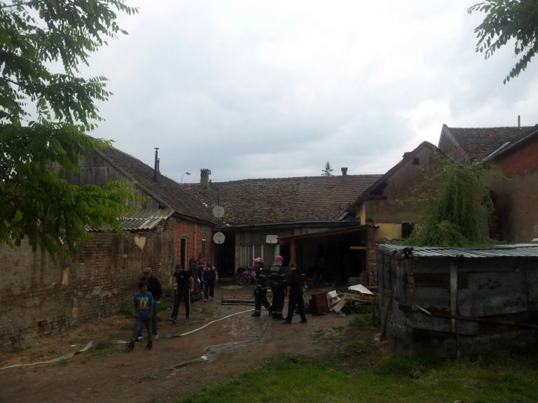 Incendiu cu victime la Tomnatic. Două persoane sunt cu arsuri grave