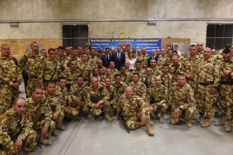 Klaus Iohannis, însoţit de soţie, a vizitat soldaţii români din Afganistan, în prima zi de Paşti-VIDEO