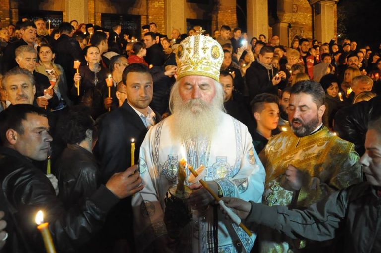 Hristos a Înviat! Lumina Sfântă de la Ierusalim, împărţită în Timişoara. Mii de credincioşi la Catedrala Mitropolitană-VIDEO