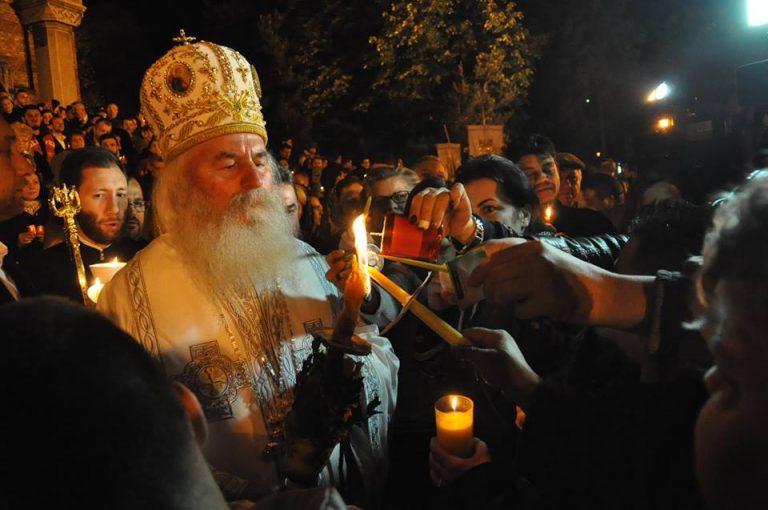 Hristos a Înviat! Lumina Sfântă de la Ierusalim, împărţită și în Timişoara. Mii de credincioşi au umplut la refuz Catedrala Mitropolitană-VIDEO