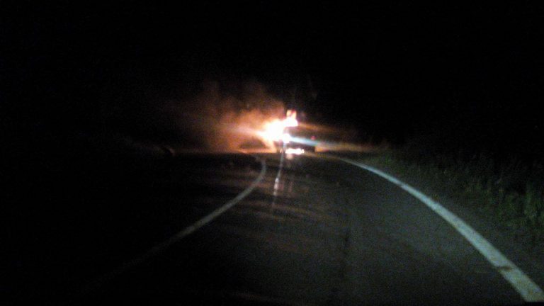 O maşină cumpărată ieri, ce se deplasa de la Timişoara spre Reşiţa a luat foc din mers