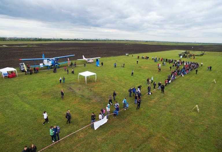 Show aviatic şi paraşutişti, la 80 de ani de la înfiinţarea Aerodromului Cioca-VIDEO