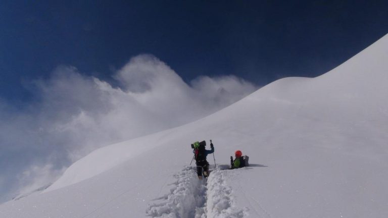 Alpinistul Horia Colibășanu a început, astăzi, ascensiunea spre vârful Muntelui Manaslu din Himalaya FOTO