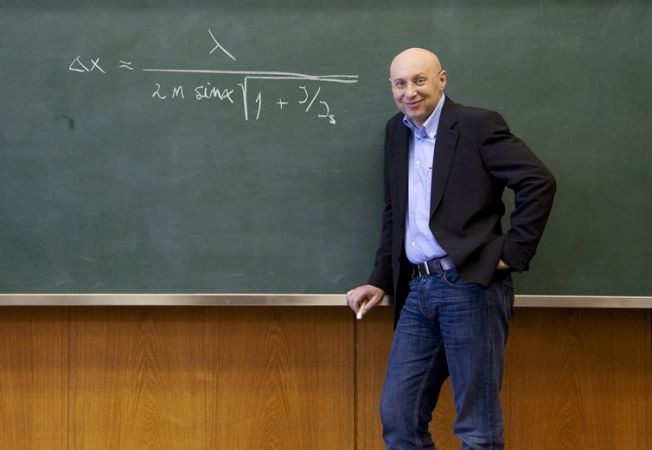 Universitatea de Vest „Vasile Goldiş” din Arad i-a decernat Placheta de Aur lui Ştefan Hell, laureat al Premiului Nobel
