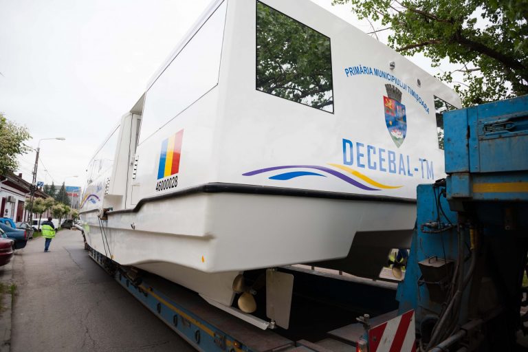 Bani aruncați pe apa din Bega! Apele Române exclud circulația vaporașelor pe canal