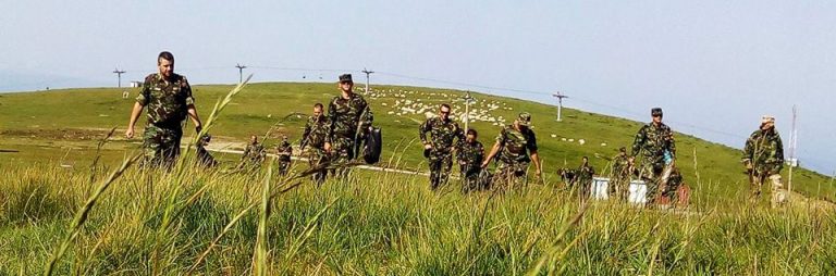 Militarii timișoreni ne dau o lecție: au adunat gunoaiele de pe un munte din Banat FOTO