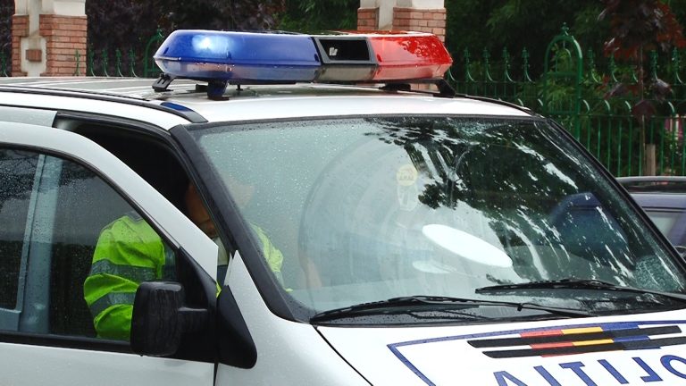 Bărbat luat pe capota unei mașini, în timp ce traversa strada regulamentar. Șoferul, un adolescent de 19 ani