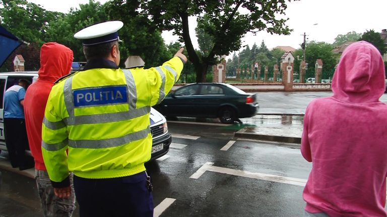 Nu numai şoferii încalcă regulile. 173 de pietoni amendaţi de poliţişti în Timiş, în doar două zile!