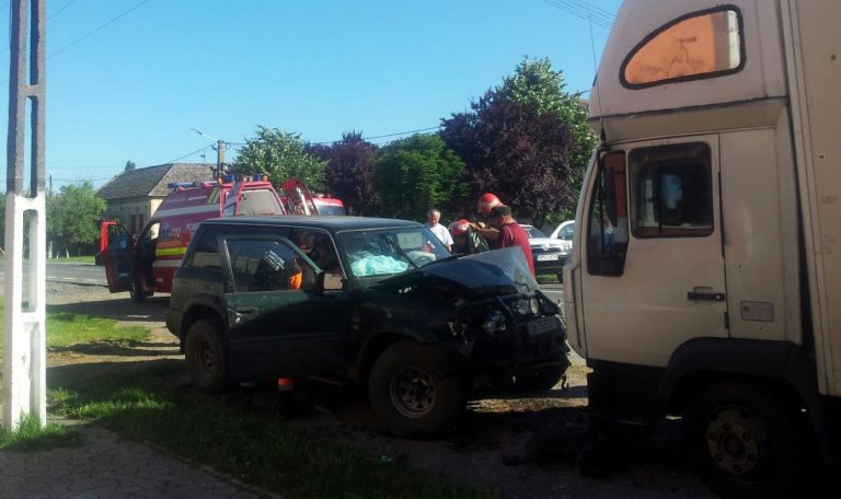 Două autoturisme, un autocamion și cinci persoane implicate într-un accident rutier la Șandra FOTO