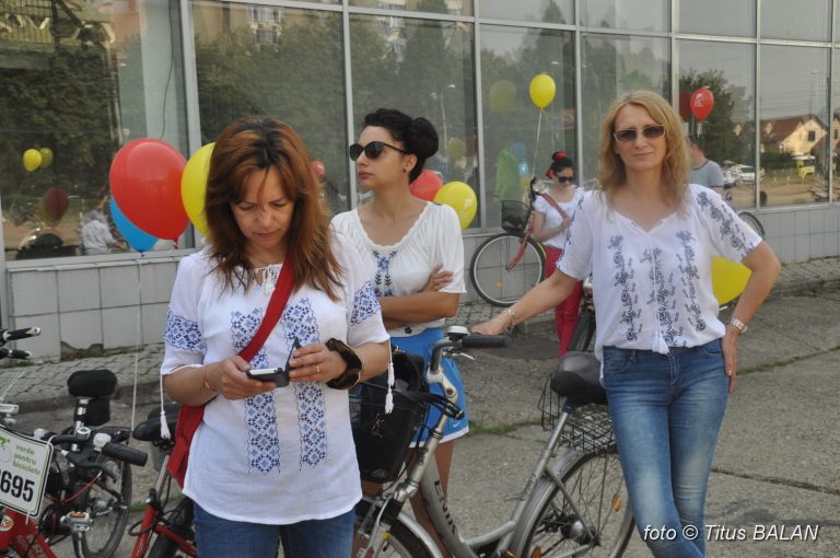 Bicicliștii au urcat pe o șa și au celebrat Ziua Internațională a Iei Românești-VIDEO