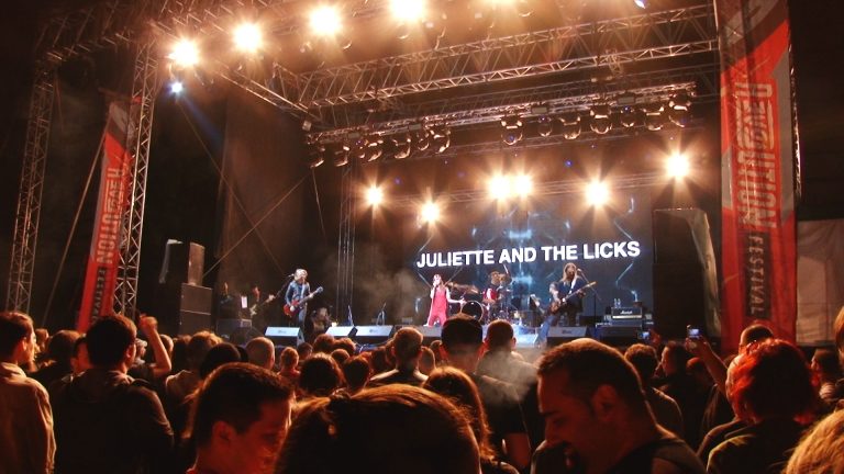 „Revoluţia a început”. Prima seară a Revolution Festival a atras mii de spectatori. VIDEO