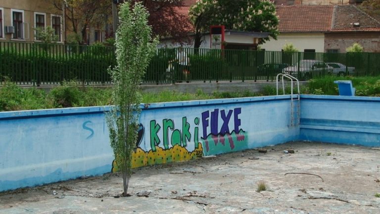 Ştrandurile timişorene “pregătite” pentru vizitatori cu bălării, şobolani şi graffiti. Ne scăldăm, în schimb, în… proiecte