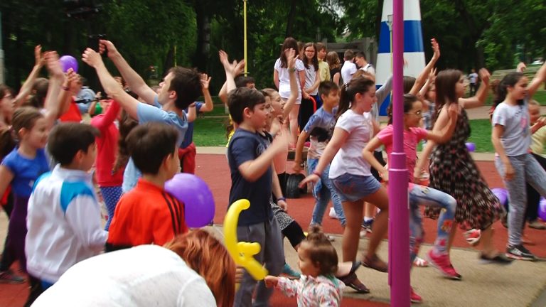 Tot mai puțini români serbează Ziua Copilului. România avea la începutul anului puțin peste 4 milioane de copii, iar proiecțiile nu sunt încurajatoare