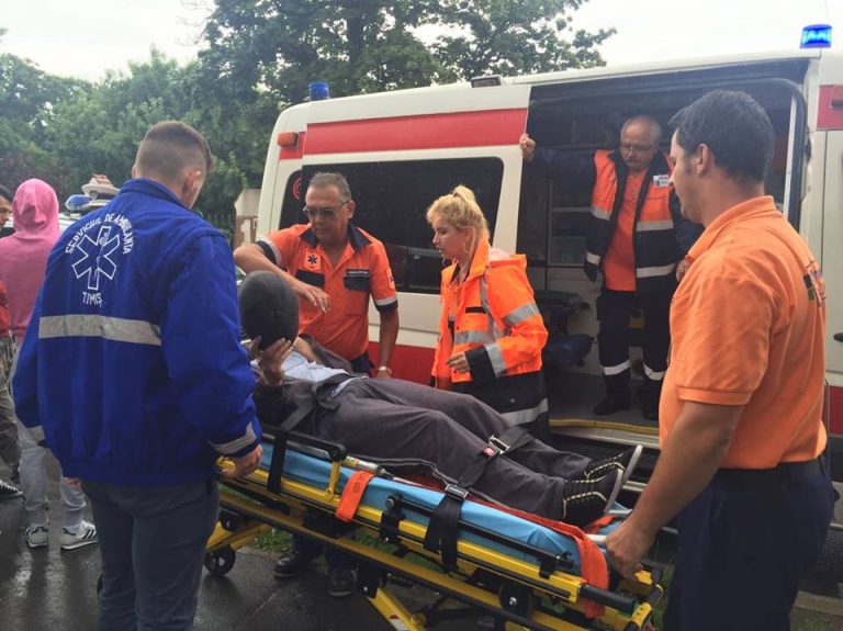 Un tânăr de 22 de ani a ajuns la spital în stare gravă după ce a intrat cu maşina într-un cap de pod