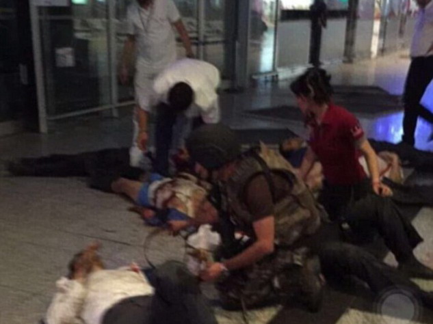 Atentat terorist la Istanbul! Explozii şi focuri de armă pe aeroportul Ataturk! Cel puţin 10 morţi-VIDEO