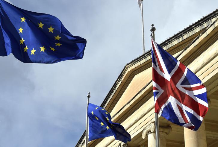 Marea Britanie optează pentru ieșirea din UE, lira cade dramatic