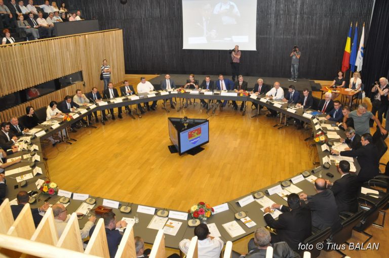 Consilierii județeni vor să beneficieze de nivelul cel mai mare al salariilor