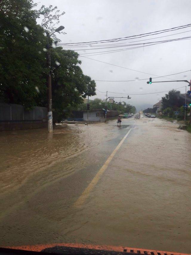 Drum județean închis și localități fără curent electric, în vestul țării!
