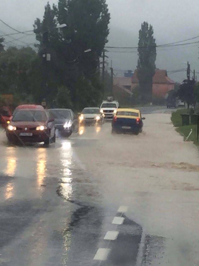 Ploaia a acoperit şi un drum naţional din Caraş-Severin. FOTO