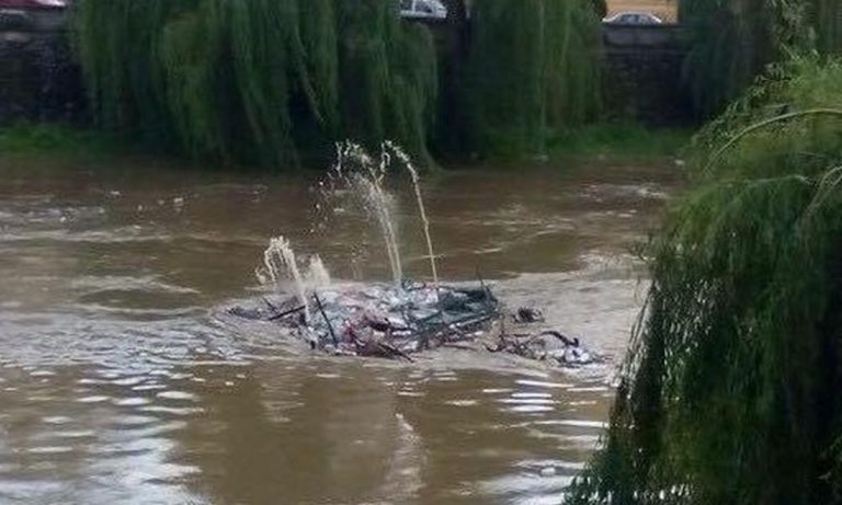 Fântâna din Lugoj, luată de ape! Este posibil să ajungă în Serbia, cărată de râul Timiş