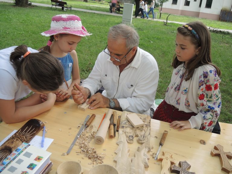 Copiii au apreciat ia românească prin muncă și distracție. FOTO