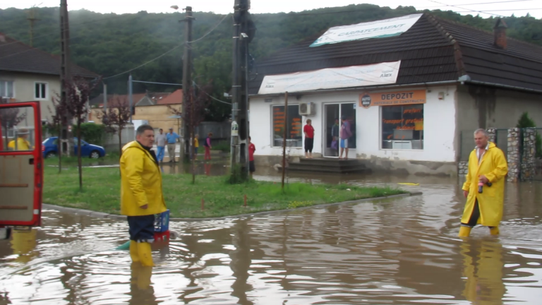 Bilanţul dezastrului din Caraş-Severin: 800 de locuinţe inundate, 300 de evacuaţi