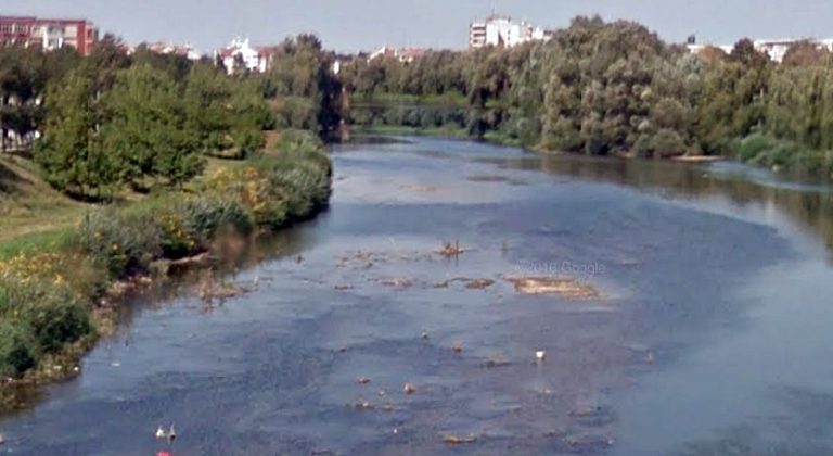 Pompierii caută trupul unui tânăr de 14 ani înecat în râul Timiș