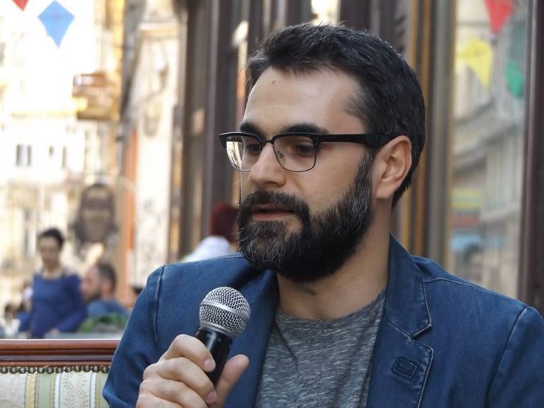 „Compromisul îţi slăbeşte credibilitatea, te face vulnerabil”. Interviu cu scriitorul Marius Chivu