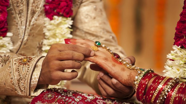 Soluția inedită la care a apelat un cuplu de indieni săraci pentru a înlocui tortul de nuntă